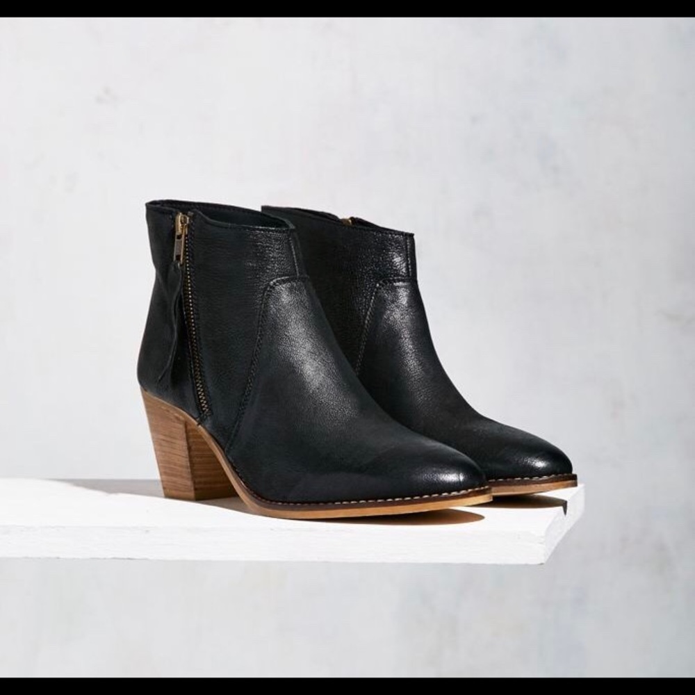 Urban Outfitters Faye Black booties